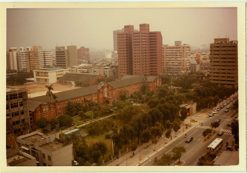 1986年，從學校對面的高樓俯瞰校園，曾經聳立在下內埔水田間的紅樓已逐漸沒入水泥叢林